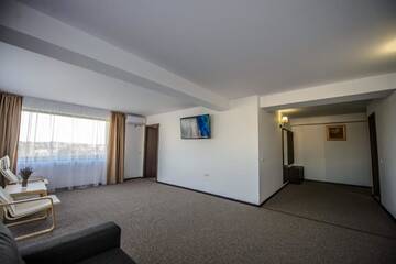 Фото номера Суперлюкс с кроватью размера &quot;king-size&quot; Гостевой дом Casa lui Matei г. Băltenii de Sus 6