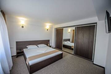 Фото номера Суперлюкс с кроватью размера &quot;king-size&quot; Гостевой дом Casa lui Matei г. Băltenii de Sus 4